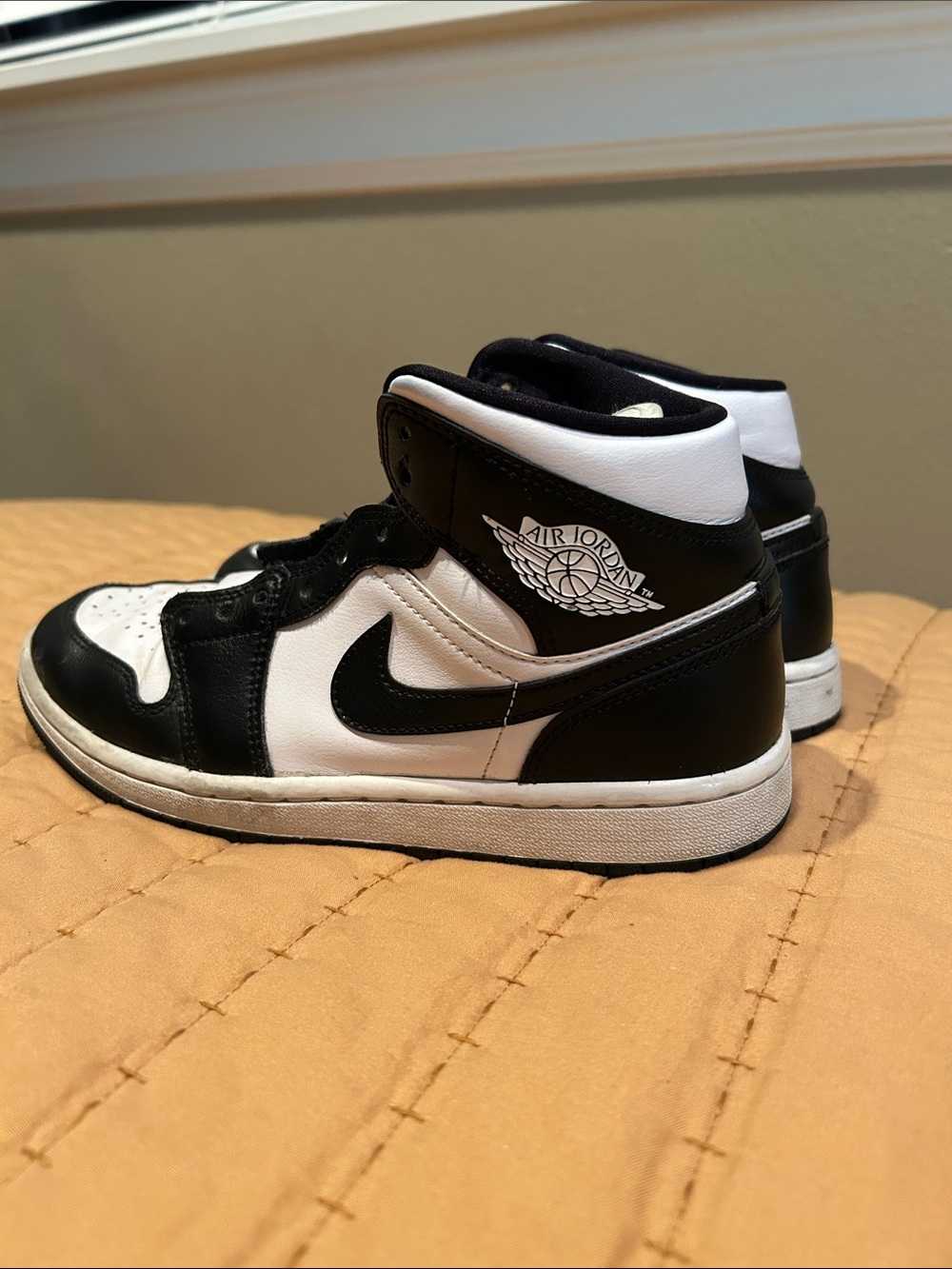 Jordan womens Retro High-Top Sneakers in Black/White
